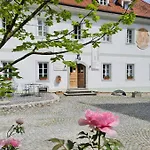 לינה וארוחת בוקר Old Parish House בלד