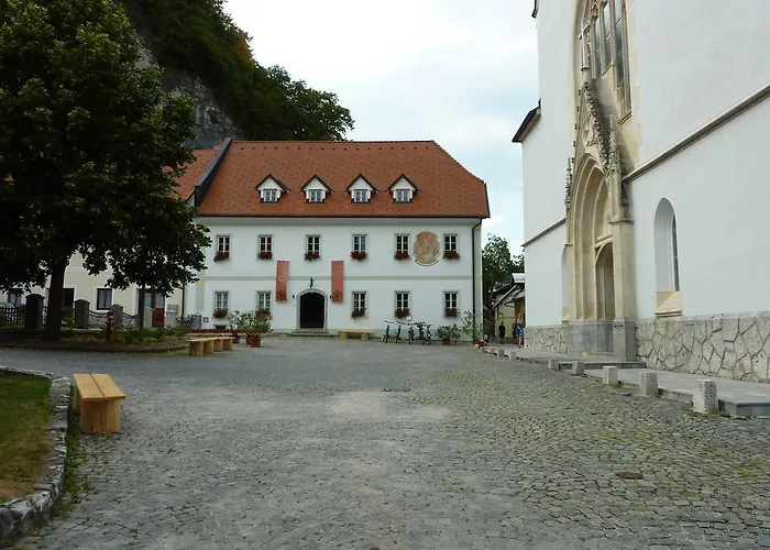 Old Parish House Nočitev z zajtrkom